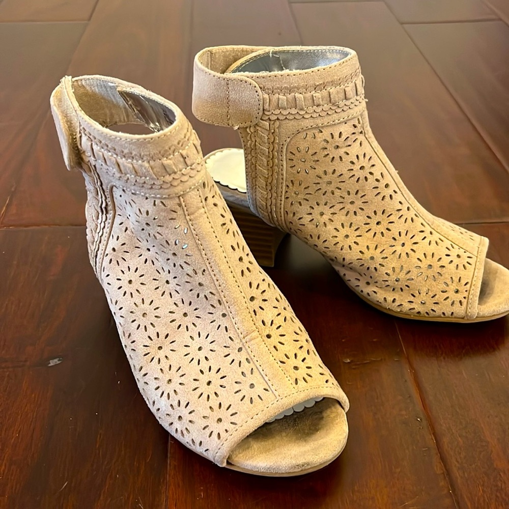 Girls heeled sandals EUC